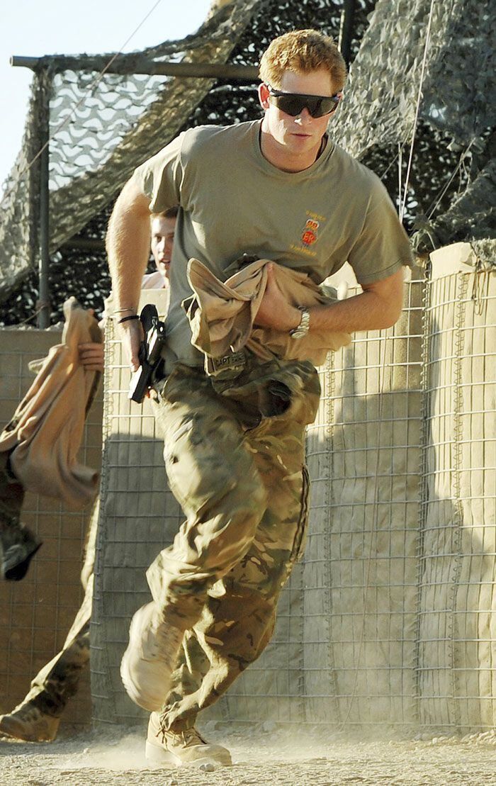 해리 왕자가 2012년 아프가니스탄 남부 배스티언 기지에서 복무할 당시 모습. 그는 아파치 헬기 조종사로 근무했다. /AP 연합뉴스