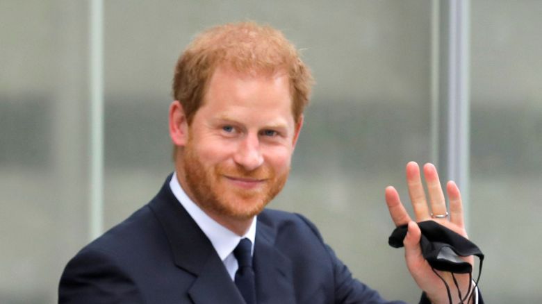 해리 영국 왕자(오른쪽·37)가 지난해 8월 23일(현지시간) 미국 뉴욕시 맨해튼의 세계무역센터(원월드 트레이드센터)를 방문해 팬들에게 손을 흔들고 있다./로이터 연합뉴스