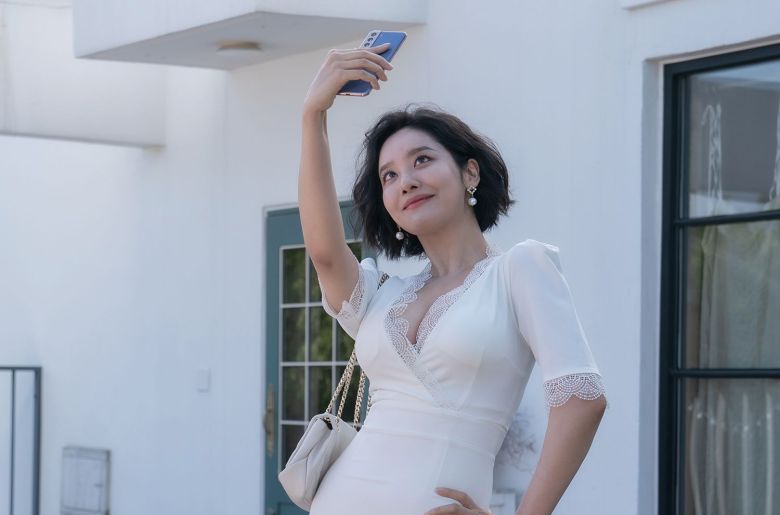 넷플릭스 시리즈 '더 글로리'의  ‘학폭 5인방’ 내에서도 사회경제적 계급 구조에 따라 무시당하며 살아왔지만 결혼을 통한 계층 상승의 욕망을 숨기지 않는 스튜어디스 ‘최혜정’(차주영)은 깜짝 인기를 누리고 있다.  /넷플릭스