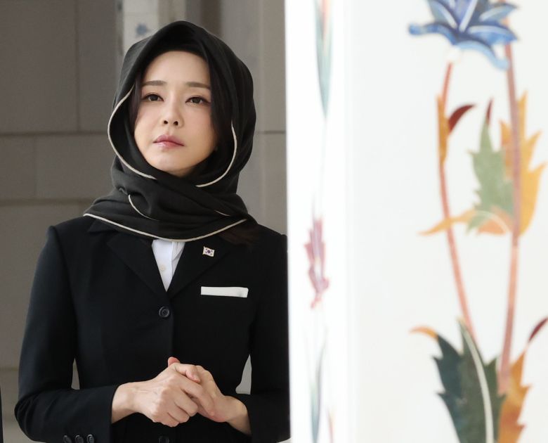 윤석열 대통령과 함께 아랍에미리트(UAE)를 국빈 방문 중인 김건희 여사가 15일(현지시각) 이슬람 관습에 따라 여성들이 머리를 감싸는 샤일라를 착용하고 아부다비 셰이크 자이드 그랜드 모스크를 둘러보고 있다./연합뉴스