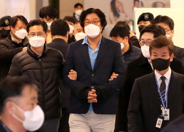 8개월의 장기 해외 도피 끝에 태국에서 붙잡힌 김성태 전 쌍방울그룹 회장이 17일 인천국제공항을 통해 입국하고 있다. /공항사진기자단