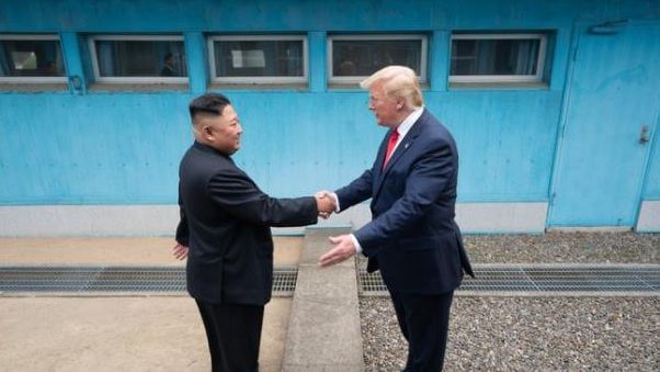 마이크 폼페이오 미국 전 국무장관이 2일(현지시간) 사회관계망서비스(SNS)에 그간 행보를 회고하는 듯한 게시물을 줄줄이 올렸다. 그 중 "싱가포르 및 하노이 북미 정상회담, DMZ에서의 역사적 회동. 성과를 부인할 수 없다"고 올린 글 밑에는 2019년 도널드 트럼프 대통령과 김정은 위원장이 판문점에서 군사분계선을 사이에 두고 악수를 했던 사진을 게시했다. 2021.1.3/마이크 폼페이오 전 장관 트위터