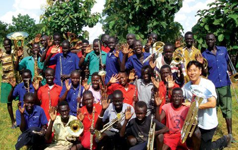 이태석(오른쪽 아래 흰 옷 입은 사람) 신부와 그가 수단 청소년들로 구성한 브라스밴드. 이 밴드는 대통령이 참석하는 행사에 초대될 정도로 유명했다. /생활성서 제공