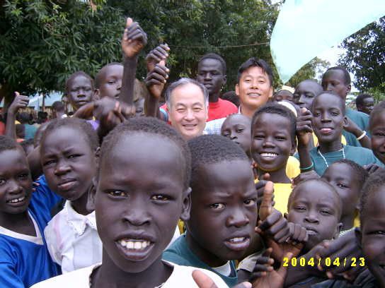 최덕기 주교가 수원교구장이던 2004년 남수단 톤즈로 이태석 신부를 찾아가 기념사진을 촬영했다. /천주교 수원교구 제공