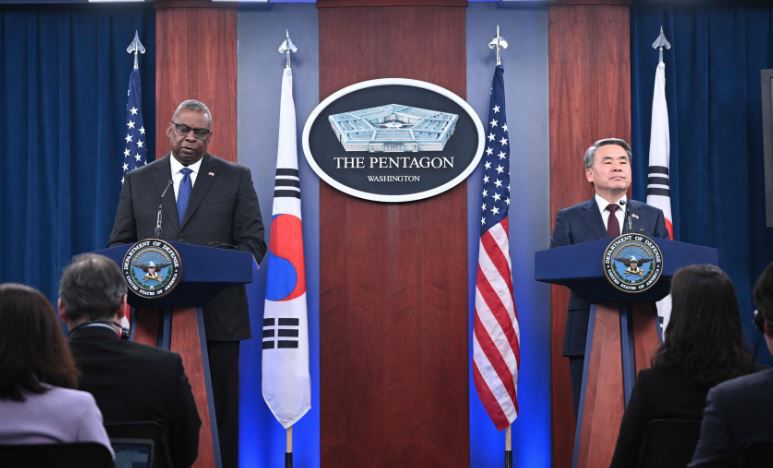 이종섭 국방부 장관과 로이드 오스틴 미국 국방장관이 지난해 11월 3일(현지시간) 미 워싱턴DC 국방부 청사(펜타곤)에서 한미 기자들의 질문을 받고 있다.
