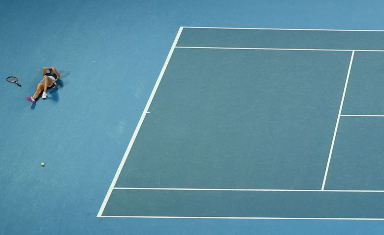 아리나 사발렌카가 28일 호주오픈 여자 단식 우승을 확정 짓자 코트에 드러누워 기뻐하고 있다. /로이터뉴스1