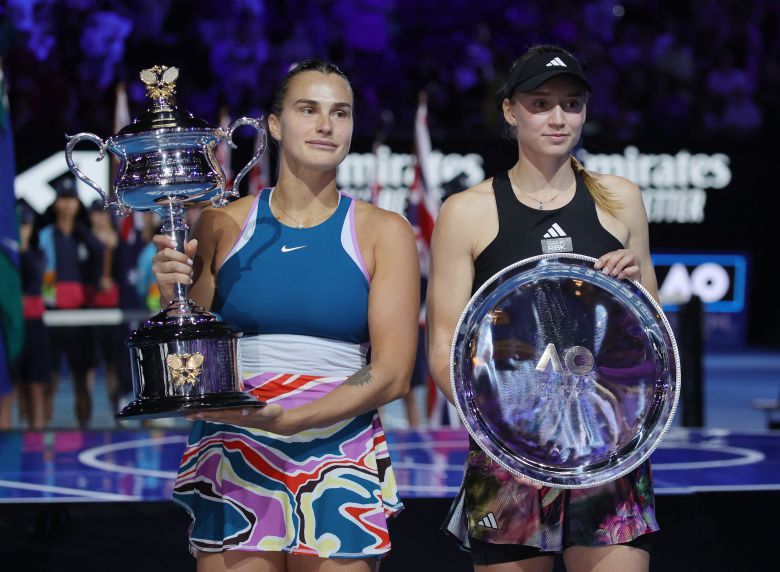 28일 호주오픈 여자 단식 결승전 이후 열린 시상식에서 우승자인 아리나 사발렌카(왼쪽)와 준우승자인 엘레나 리바키나가 기념 촬영을 하고 있다. /EPA연합뉴스