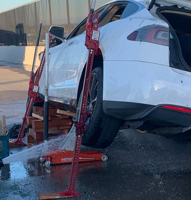 테슬라 차를 들어올린 뒤 배터리 칸에 물을 뿌려 불을 끈 소방관들. /새크라멘토 메트로 소방국