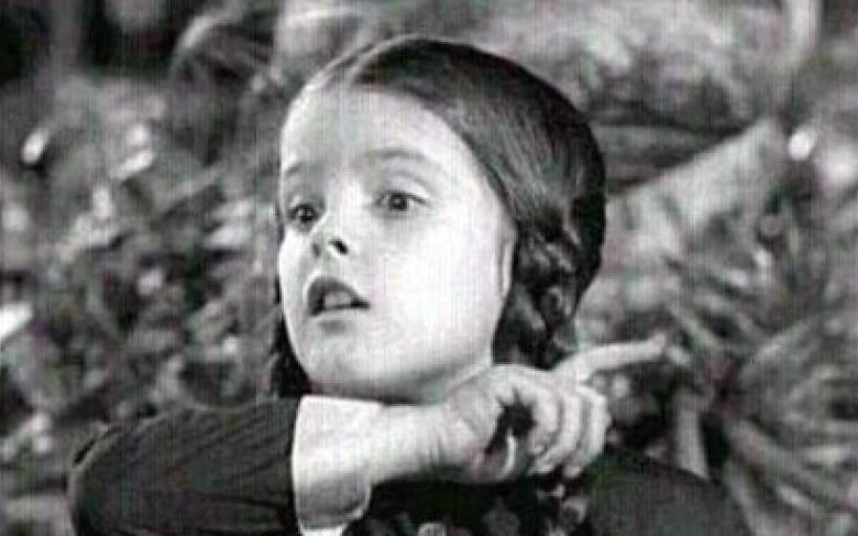 1960년대 시트콤 '아담스 패밀리'에 출연했던 배우 리사 로링(당시 6세)의 모습. /트위터