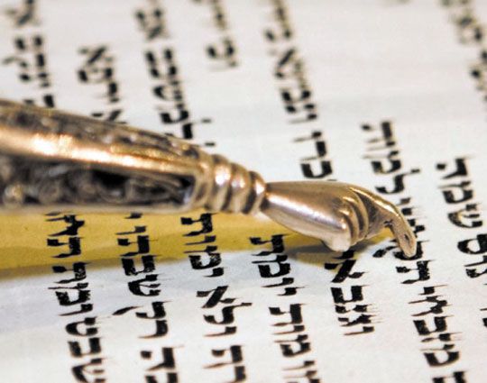 유대인은 토라를 읽을 때 거룩한 경전에 손을 대지 않기 위해 ‘야드’라고 불리는 도구를 사용한다. /artust