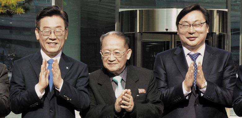 北고위급 리종혁, 2018년 경기도서 열린 아태협 행사 참석 - 북한 리종혁(가운데) 조선아태위 부위원장이 지난 2018년 11월 ‘제1회 아시아·태평양의 평화·번영을 위한 국제 대회’참석을 위해 경기도를 방문해 당시 이재명(왼쪽) 경기지사, 이화영(오른쪽) 경기도 평화부지사와 기념 촬영을 했다. /연합뉴스