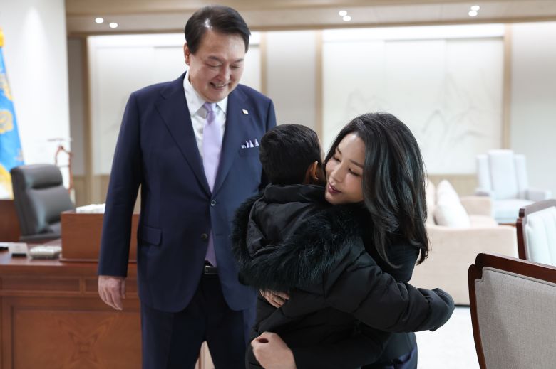 윤석열 대통령과 김건희 여사가 31일 서울 용산 대통령실 청사로 로타 군을 초청해 인사하고 있다. /연합뉴스