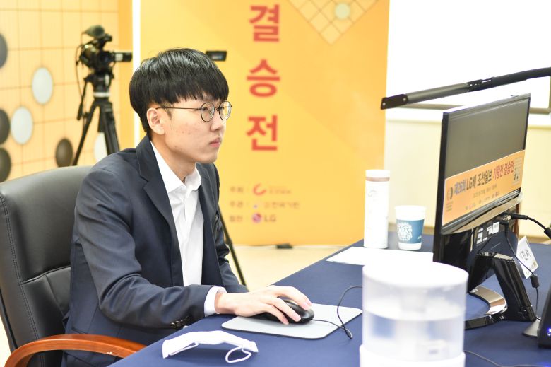 지난해 26회 LG배 우승자 신진서. 동갑인 딩하오의 우승으로 2000년생 천재들의 각축이 활발해질 전망이다.