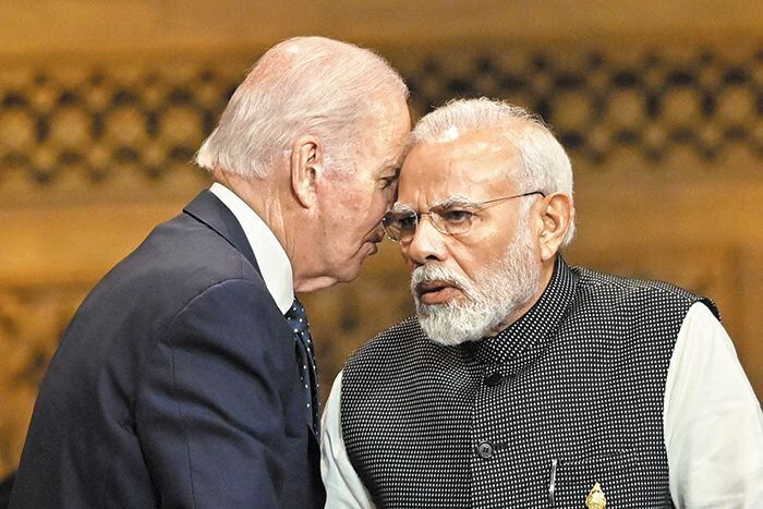 석달 전의 귓속말 - 조 바이든(왼쪽) 미국 대통령이 지난해 11월 15일(현지 시각) 인도네시아 발리에서 열린 주요 20국(G20) 정상회의 개막식에서 나렌드라 모디 인도 총리에게 귓속말하고 있다. /로이터 연합뉴스