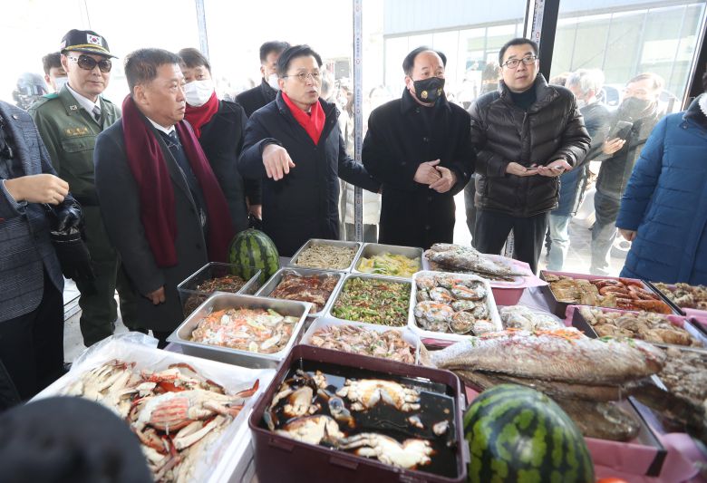 국민의힘 당권주자인 황교안 전 미래통합당(국민의힘 전신) 대표가 2일 박근혜 전 대통령의 생일을 맞아 박 전 대통령의 대구 달성군 사저 앞에서 사저로 전달할 생일 축하 음식을 살펴보고 있다. /연합뉴스