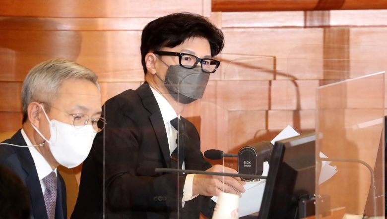 한동훈 법무부 장관이 작년 9월 서울 종로구 헌법재판소에서 열린 '검수완박' 관련 법안 권한쟁의심판 사건 공개변론에 참석해 있다. (공동취재) 2022.9.27/뉴스1