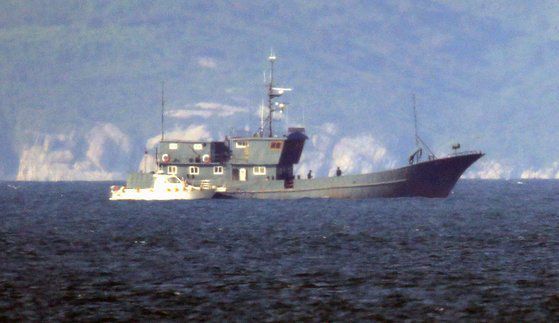 대선 하루 전인 2022년 3월 8일 북한군 연안 경비정이 서해 북방한계선(NLL)을 침범하는 사건이 발생했다. 사진은 지난 2020년 6월 21일 북한 대수압도 앞바다에 정박 중인 북한군 경비정. /연합뉴스