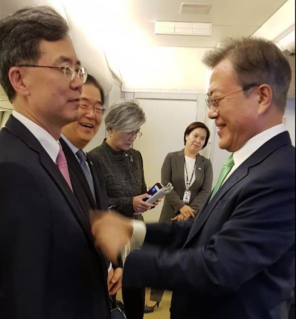 김현종 전 안보실 차장과 문재인 전 대통령. /연합뉴스