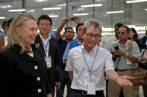 김웅기 세아상역 회장(오른쪽)이 2012년 당시 힐러리 클린턴 미 국무장관에게 아이티 공장을 소개하고 있다. /조선DB