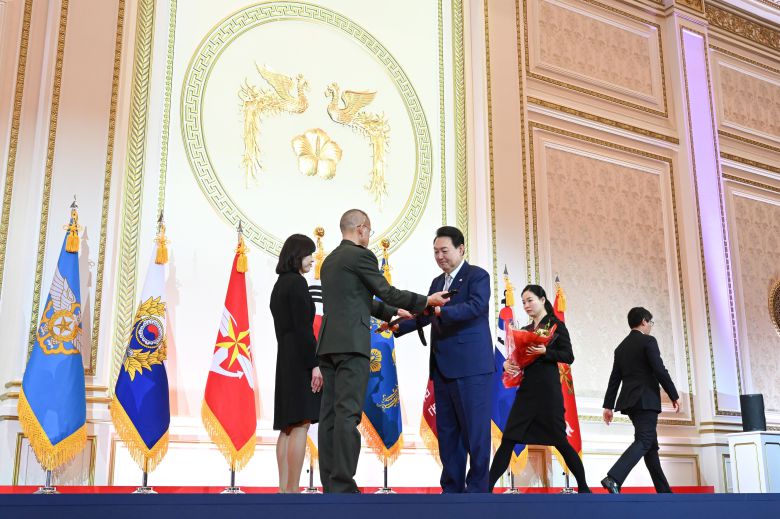 윤석열 대통령이 3일 오후 청와대 영빈관에서 열린 준장(准將) 진급 장성 삼정검 수여식에서 진급 장성에게 삼정검을 수여하고 있다. 삼정검의 ‘삼정’은 육·해·공군이 일치해 호국·통일·번영의 3가지 정신을 달성한다는 의미다. /대통령실