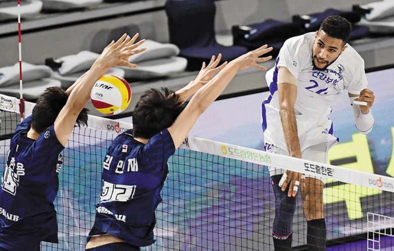 이크바이리 34점, 삼성화재 3연승 이끌어 - 삼성화재 아흐메드 이크바이리(오른쪽)가 7일 인천에서 열린 프로배구 남자부 대한항공전에서 스파이크를 하고 있다. 이날 이크바이리는 양 팀 통틀어 최다인 34점(공격성공률 55.56%)을 올리며 승리에 앞장섰다. /송정헌 스포츠조선 기자