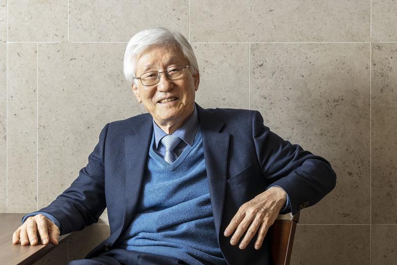 지금은 삶의 여유와 감사 속에 사는 이진강 변호사. 30년 넘게 마음공부를 많이 한 그는 힘들거나 나쁜 일이 찾아오면 ‘아, 나에게 무슨 좋은 일이 생기려고 그러나?’라고 오히려 적극적으로 받아들이는 자세를 가지게 됐다고 한다.  /사진= C영상미디어 양수열기자