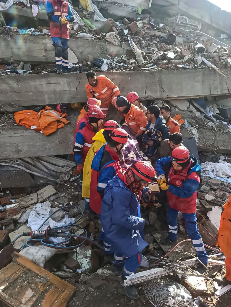 지진 발생 이틀째인 7일(현지 시각) 튀르키예 카흐라만마라쉬 지역에서 구조대원들이 건물 잔해 속에서 생존자를 구조하고 있다. /UPI 연합뉴스