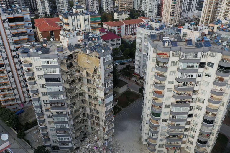 6일(현지 시각) 발생한 지진으로 인해 건물 일부가 무너진 튀르키예 아다나의 아파트. /로이터