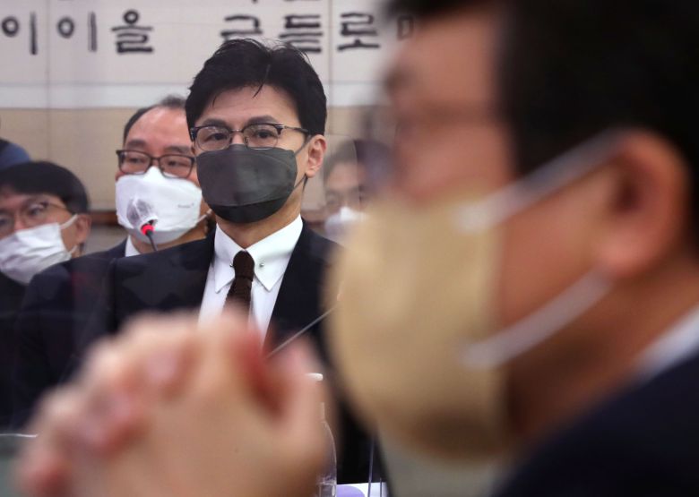 한동훈 법무부 장관이 지난해 12월 7일 오전 서울 여의도 국회에서 열린 법제사법위원회 전체회의에 출석해 김의겸 더불어민주당 의원을 바라보고 있다./뉴스1