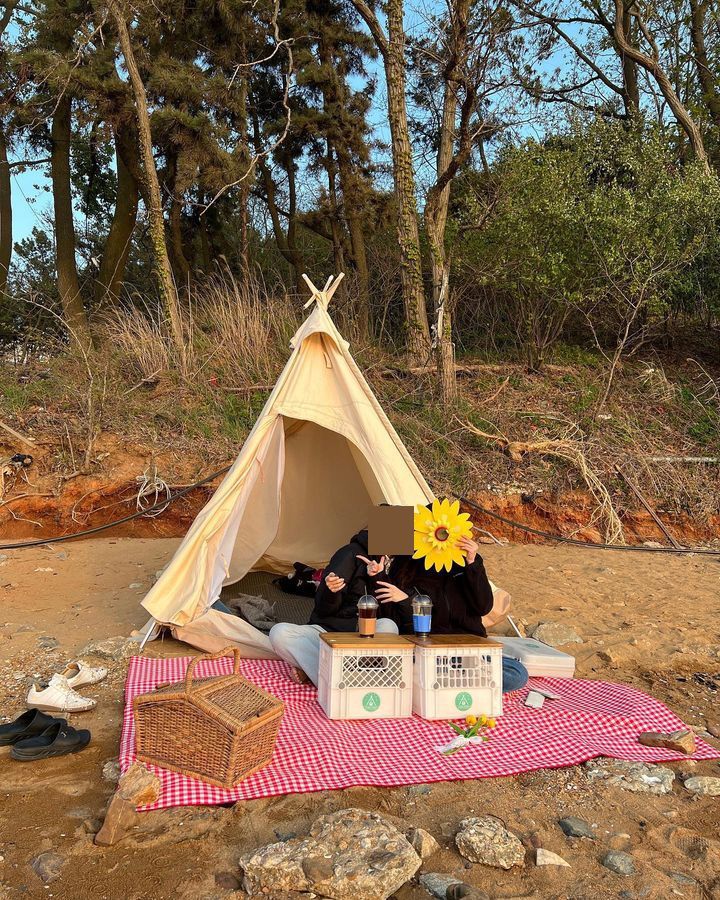 조민씨와 고교 동문인 A씨가 지난해 5월 인스타그램에 올린 "대부도 피크닉" 사진. 주황색과 파란색 컵 홀더가 끼워진 음료 두 잔이 나란히 놓여 있다. /인스타그램