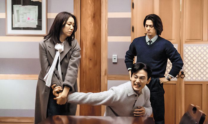 주먹이 앞서는 변호사 여미란(김옥빈)은 톱 배우 남강호(유태오)의 무술 교습을 맡았다가 성별을 향한 선입견을 넘어선 사랑에 빠진다. /넷플릭스