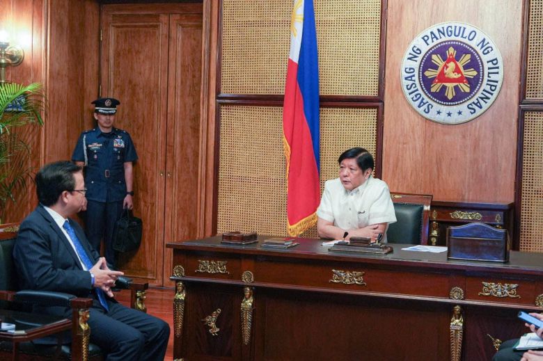 지난 14일(현지 시각) 페르디난드 마르코스 주니어(오른쪽) 필리핀 대통령이 황시롄 필리핀 주재 중국 대사를 초치해 중국 함정이 자국 선박을 향해 레이저를 쏜 것에 항의하고 있다. /AFP 연합뉴스