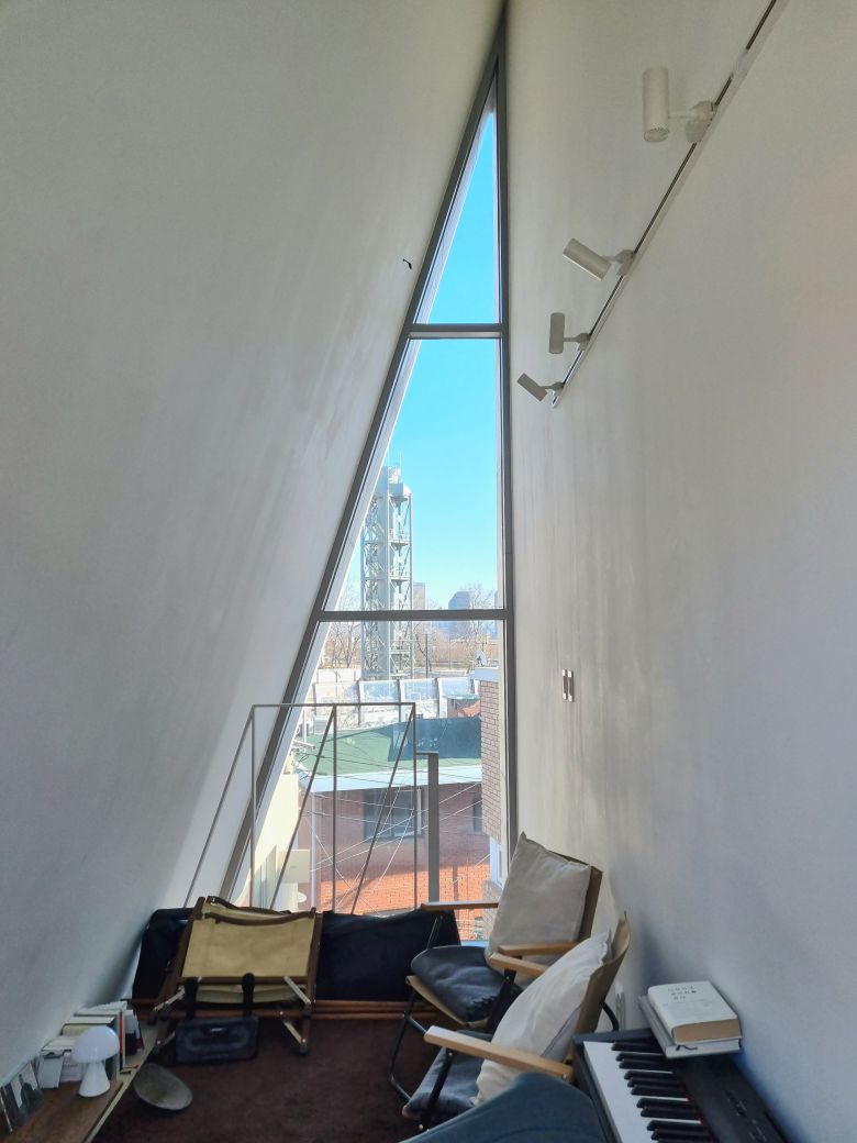 직각삼각형으로 만든 4층 내부 모습. 창 밖으로 여의도가 보인다. /김미리 기자