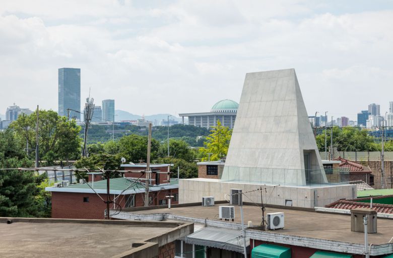 얼음과자 ‘더위사냥’ 형태를 참고했다는 옥상 돌출부 모습. 뒤로 여의도가 보인다. /건축사진가 신경섭