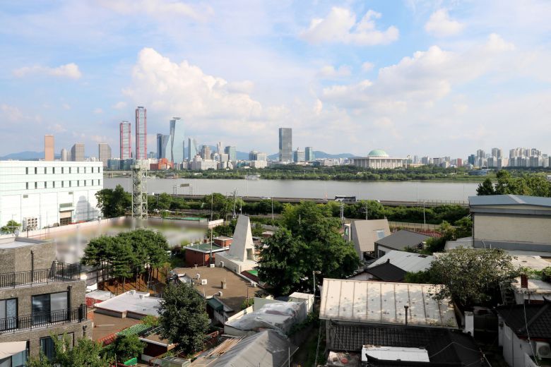 멀리서 바라 본 서울 마포구 '소슴당인'. 가운데 뾰족하게 솟은 노출 콘크리트 건물이다. / 건축사진가 신경섭