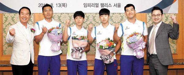 김성일(왼쪽부터) 당시 대한장애인체육회장과 창성건설 장애인노르딕스키팀 신의현·최보규·하호준·이정민, 배동현 창성건설 대표이사가 지난 2015년 8월 13일 창단식에서 포즈를 취하고 있다. /대한장애인체육회