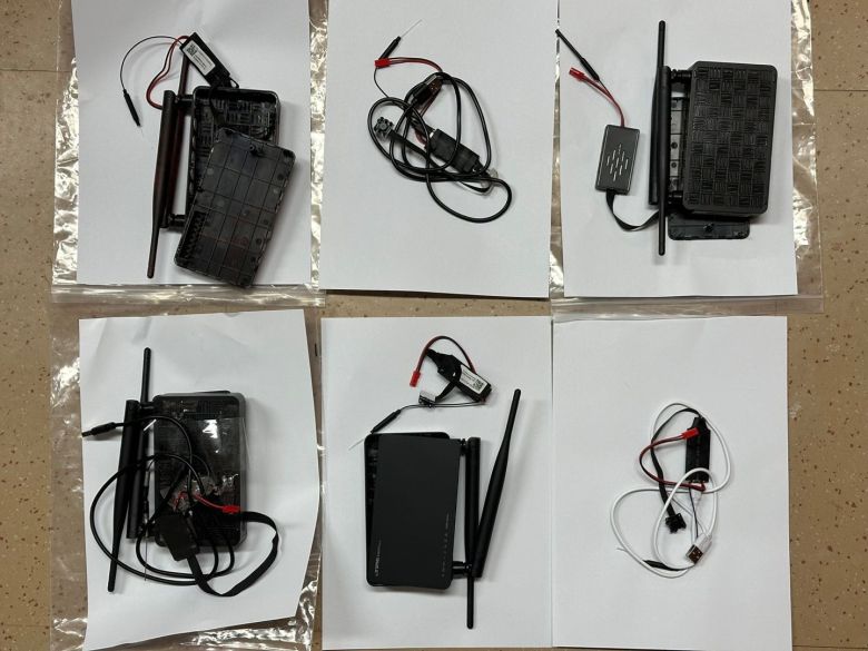 A씨가 인터넷 공유기로 위장해 설치한 카메라. /뉴스1