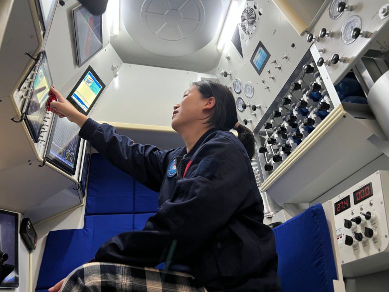 지난달 23일 하이난성 싼야의 중국과학원 심해 과학연구소에 전시된 유인 심해 탐사 잠수함 ‘펀더우저’에서 장웨이자 연구원이 작동 시범을 보이고 있다./하이난=이벌찬 특파원