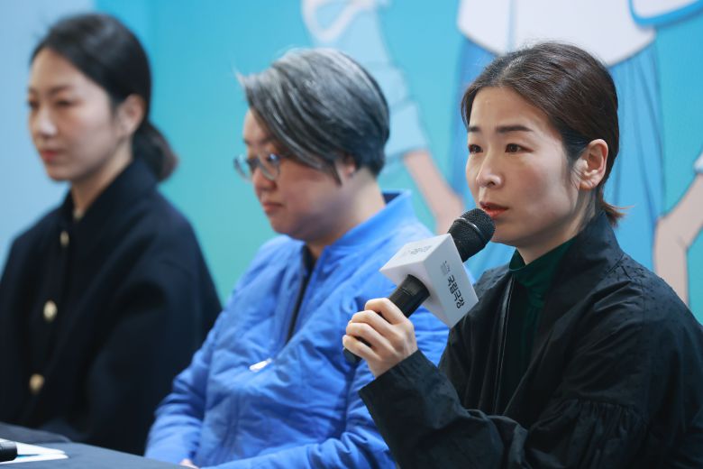 국립창극단 '정년이' 이자람 음악감독     (서울=연합뉴스) 진연수 기자 = 23일 오전 서울 중구 국립극장에서 열린 국립창극단 신작 '정년이' 제작발표회에서 이자람 음악감독이 인사말을 하고 있다. 국립창극단이 선보이는 '정년이'는 1950년대 국내에서 큰 인기를 끌었던 여성국극을 소재로 한 동명 웹툰이 원작이다. 2023.2.23     jin90@yna.co.kr/2023-02-23 11:34:47/ <저작권자 ⓒ 1980-2023 ㈜연합뉴스. 무단 전재 재배포 금지.>