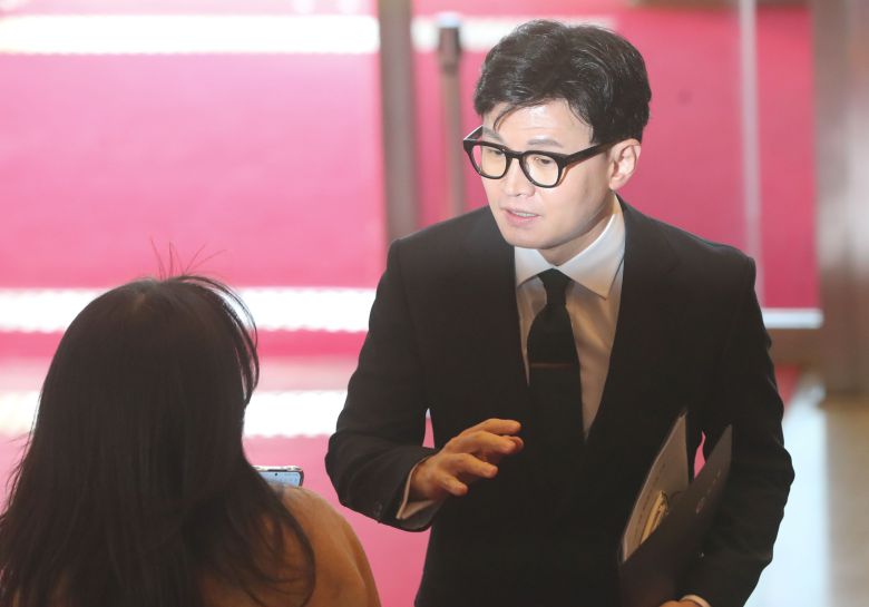 한동훈 법무부 장관이 27일 서울 여의도 국회에서 열린 본회의에서 출석하고 있다. /뉴스1