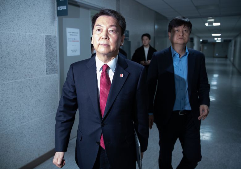 안철수 국민의힘 당대표 후보가 6일 서울 여의도 국회 의원회관에서 열린 긴급 기자회견을 마친 후 간담회장을 나서고 있다./뉴스1