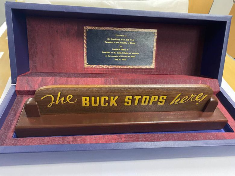 조 바이든 미국 대통령이 작년 5월 윤석열 대통령에게 선물한 탁상용 패. 해리 트루먼 전 대통령이 재임 시절 탁상에 비치했던 패와 동일한 것으로 'The Buck Stops Here'라고 새겨져 있다. /대통령실 제공
