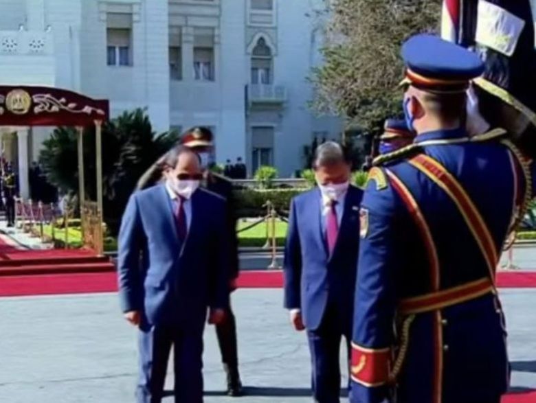 문재인 전 대통령이 이집트 국기에 고개를 숙인 모습. /안병길 의원 페이스북