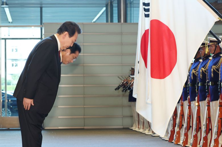 1박2일 일정으로 일본을 방문한 윤석열 대통령이 16일 오후 일본 도쿄 총리 관저에서 기시다 후미오 총리와 의장대 사열에 앞서 양국 국기에 예를 갖추고 있다. /연합뉴스