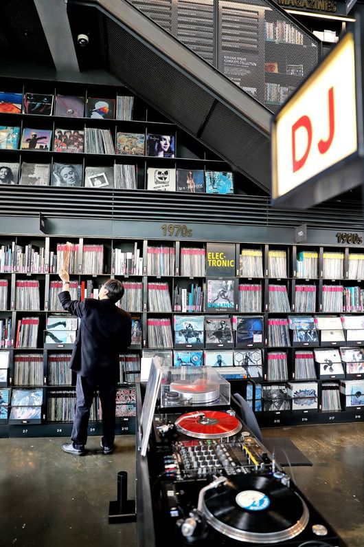 구하기 힘든 한정판 LP로 가득한 현대카드 뮤직 라이브러리. /주민욱 영상미디어 기자