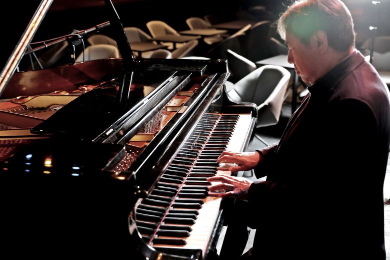 최근 새롭게 부활한 국내에서 가장 오래된 재즈클럽 ‘올 댓 재즈’에서 재즈 피아니스트 김광민이 자신의 곡을 연주하고 있다. /주민욱 영상미디어 기자