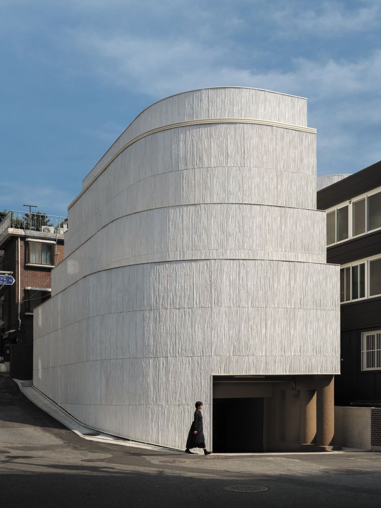 서울 용산구 이태원동에 있는, 건축가 김종유가 설계한 조각 케이크 모양 건물의 서점 ‘그래픽’. /사진가 강민구