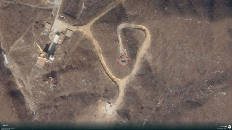 북한이 지난 19일 사일로 발사 시험을 한 곳으로 추정되는 지역. 산 위로 길이 나 있고 산 정상 부근에 검은 점이 보인다. 영국 국제전략문제연구소(IISS)의 조셉 뎁시 연구원은 플레닛의 이 위성사진을 근거로 북한이 이 검은 지점에서 사일로를 설치해 시험 발사했을 것으로 추정했다. /트위터