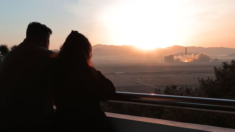 북한 김정은이 딸 주애와 지난 16일 ICBM 발사 광경을 바라보고 있다.  /조선중앙통신