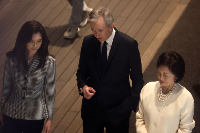 베르나르 아르노 루이비통모에헤네시(LVMH) 총괄회장이 21일 서울 용산구 리움미술관에서 홍라희 전 리움미술관 관장, 이부진 호텔신라 사장과 함께 대화를 나누고 있다./뉴스1